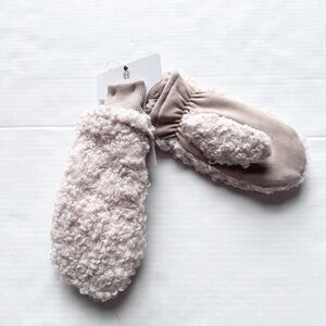 House of Harlow 1960 New Cream and Tan
Sherpa Mittens
NWT